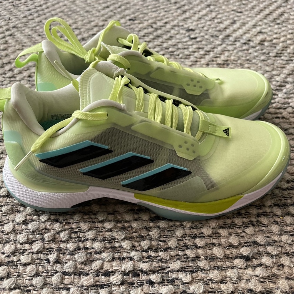 Adidas Womens Tennis Avacourt Shoes - worn once!